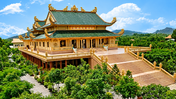 Chùa Gia Lào nằm ở lưng chừng Núi Chứa Chan