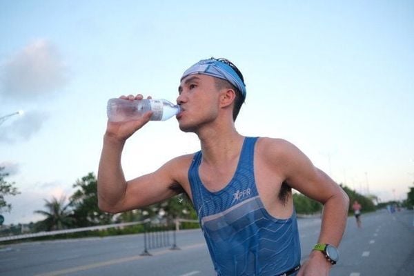 Bù nước và điện giải khi chạy bộ