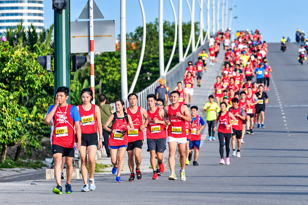 Các runner chạy bộ buổi sáng