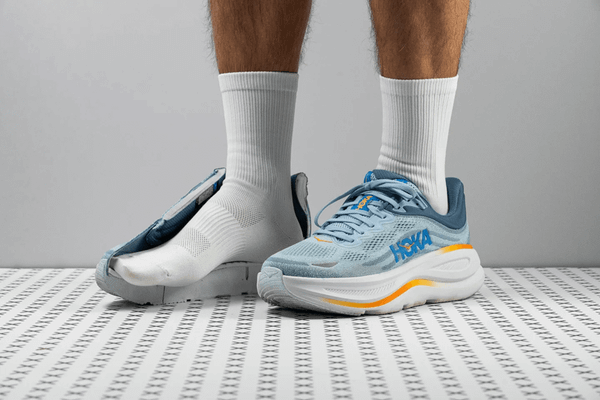 Giày HOKA Bondi 9 góc nghiêng với đệm dày và nền đế rộng