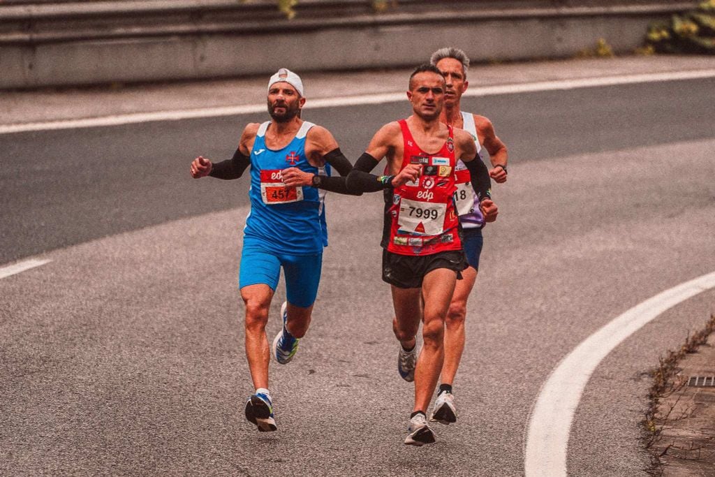 runner chạy cự ly 10km trên đường nhựa