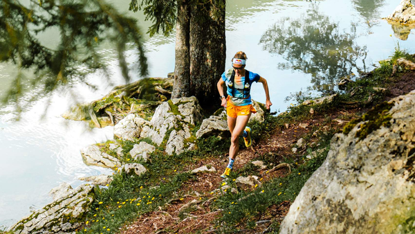Runner chạy trail địa hình đá với giày HOKA carbon