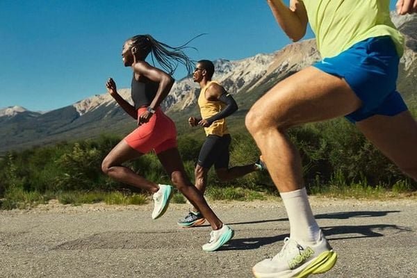 Runner mang giày HOKA carbon chạy tốc độ trên đường nhựa