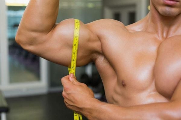 Ăn nhiều protein hơn có giúp xây cơ nhiều hơn tương ứng không?