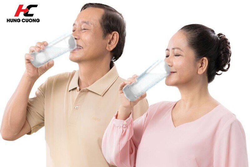 Uống đủ nước giúp cải thiện táo bón