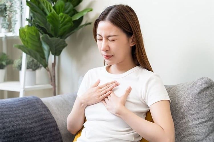 Một số người có thể gặp đau đầu hoặc cảm giác bồn chồn sau khi sử dụng Hồng Sâm.