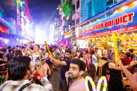 Tết Tây 2026 Đi Đâu? Trải Nghiệm Ẩm Thực Đặc Sắc Tại Hệ Thống Nhà Hàng Đại Việt Quận 1