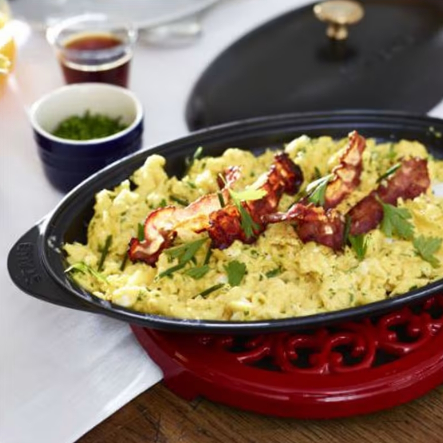 Chảo gang oval Staub 31cm được sản xuất tại Pháp bởi hãng Staub.
