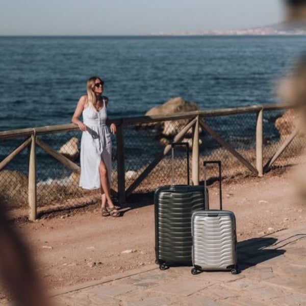 Vali Samsonite Proxis Màu Đen Lớp phủ bảo vệ – Giữ vali luôn mới mẻ theo thời gian