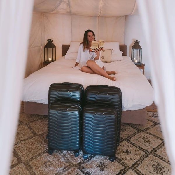 Vali Samsonite Proxis Màu Đen Lớp phủ bảo vệ – Giữ vali luôn mới mẻ theo thời gian