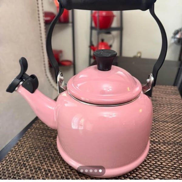 Ấm đun nước Le Creuset Demi 1.1L được chế tác từ thép carbon cao cấp, nóng nhanh, tráng men theo bảng màu thời trang