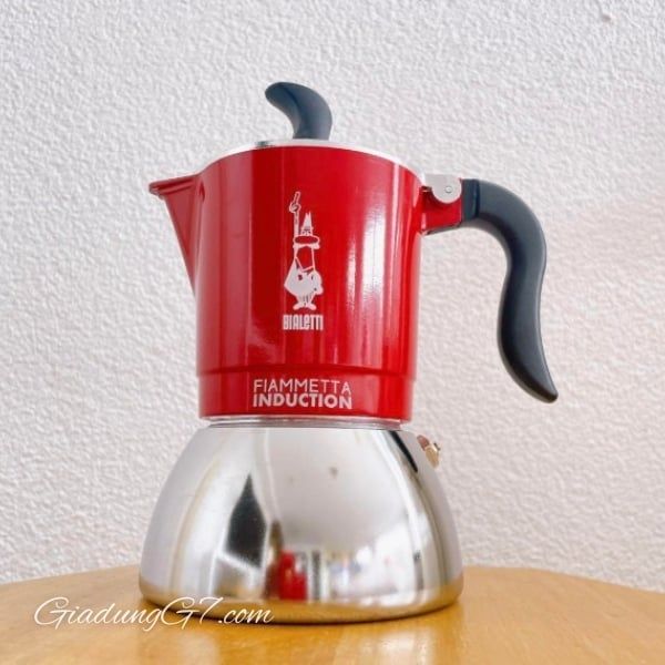 Ấm pha cà phê Bialetti Fiammetta Induction 4 cốc màu đỏ là sự kết hợp tinh tế giữa bình pha cà phê cổ điển và thiết kế hiện đại.