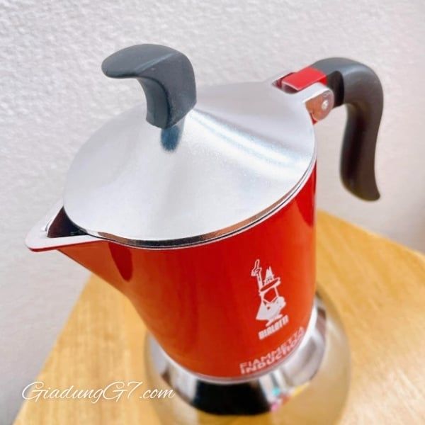 Ấm pha cà phê Bialetti Fiammetta Induction được đo bằng cốc, cà phê có thể được thưởng thức trong cốc espresso hoặc cốc lớn