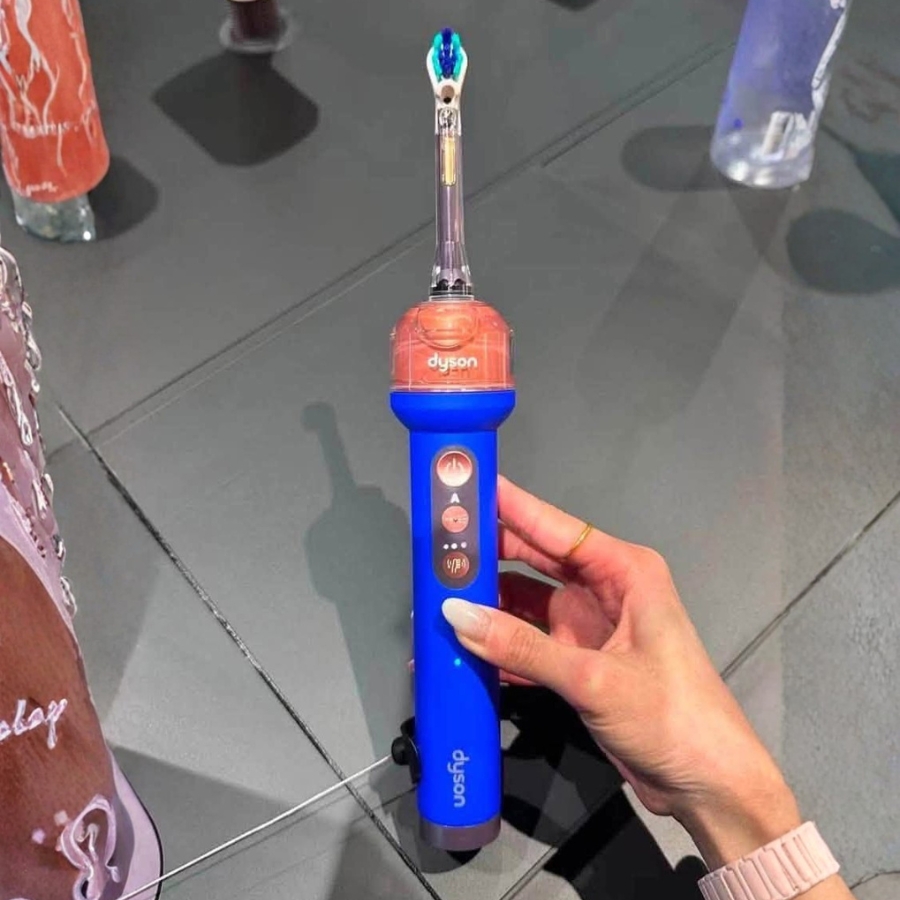 Bàn chải đánh răng điện Dyson CameraJet kiêm tăm nước Camera Macro 100K pixel + AI: Phân tích 28 hình ảnh/giây, tự động phát hiện và xác định chính xác kẽ răng cần làm sạch.