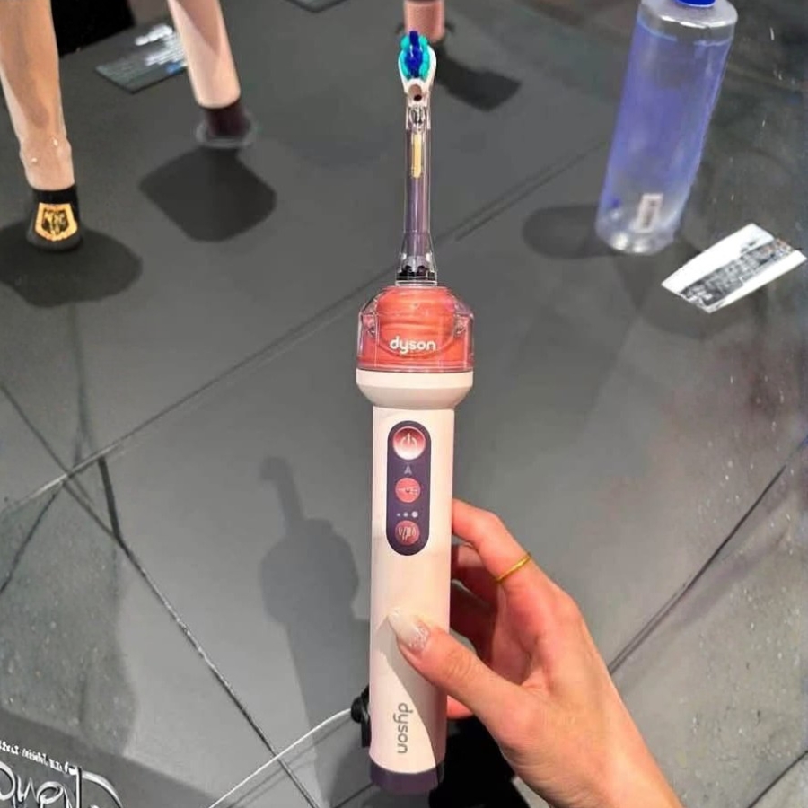 Bàn chải đánh răng điện Dyson CameraJet kiêm tăm nước Camera Macro 100K pixel + AI: Phân tích 28 hình ảnh/giây, tự động phát hiện và xác định chính xác kẽ răng cần làm sạch.