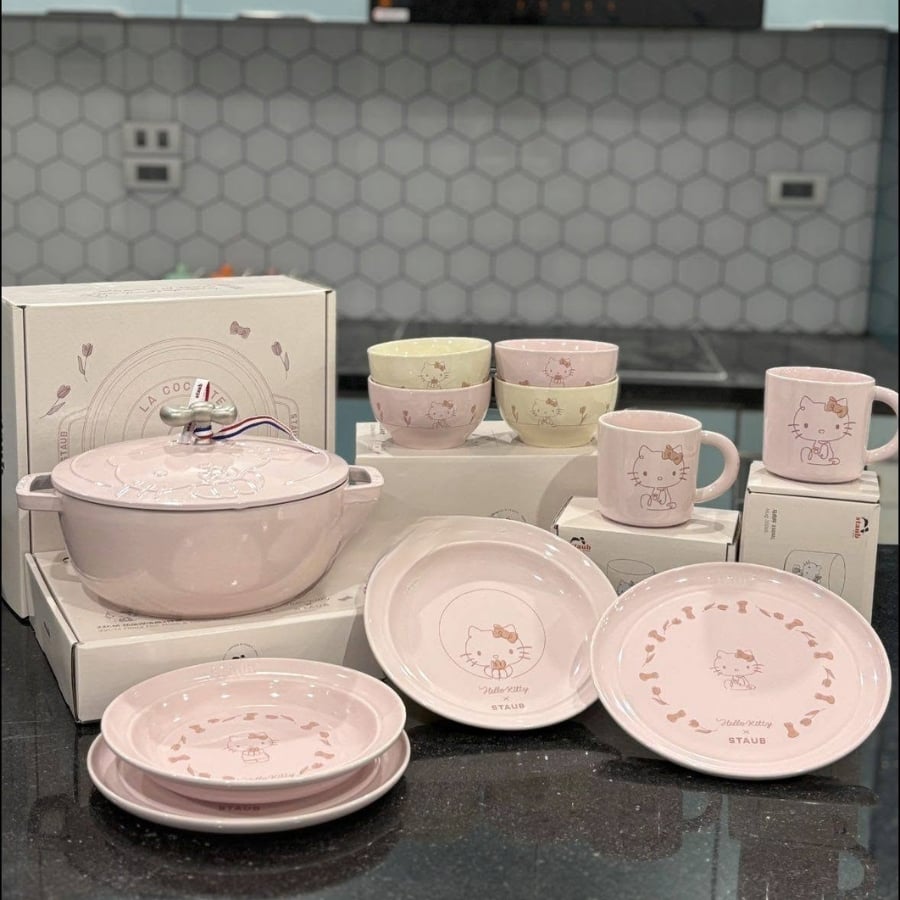 Set bát đĩa cốc Hello Kitty Staub 10 món là sự kết hợp hoàn hảo giữa thương hiệu gốm sứ cao cấp Staub và biểu tượng Hello Kitty đáng yêu