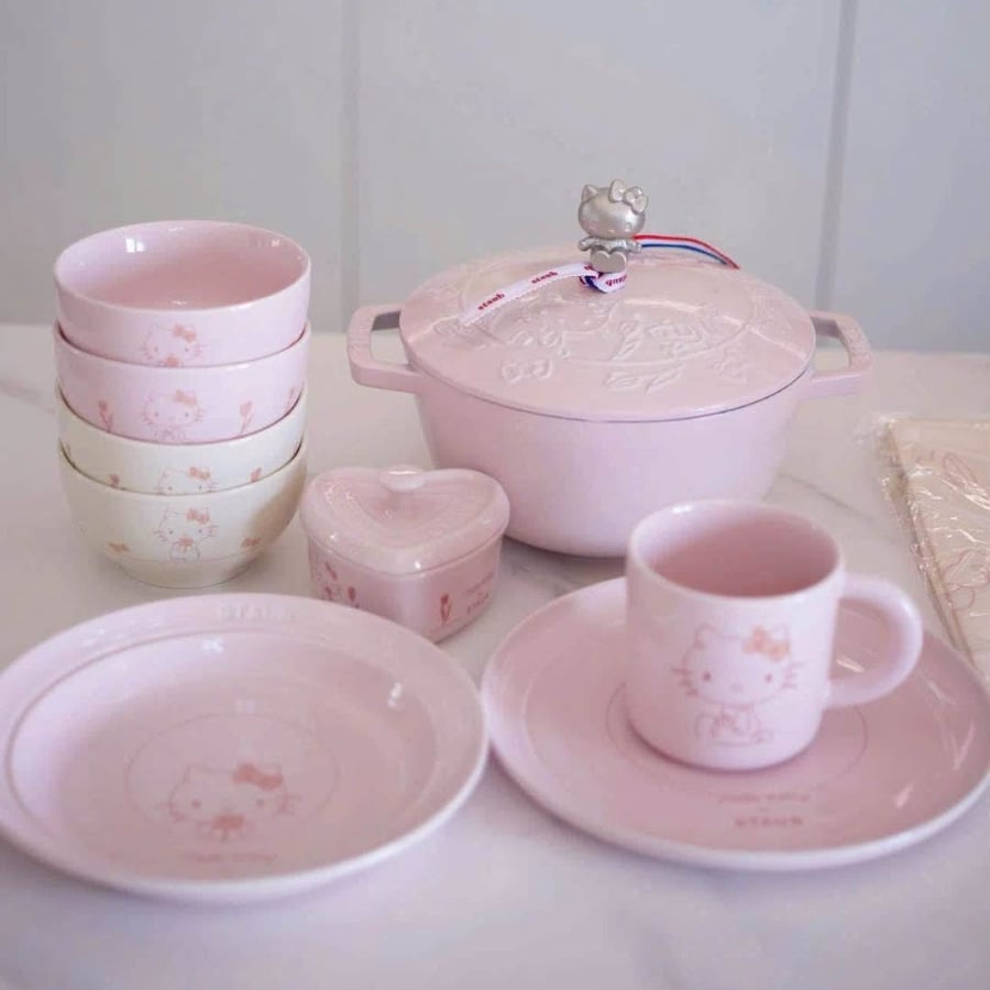 Set bát đĩa cốc Hello Kitty Staub 10 món Thiết kế và chất liệu gốm sứ tinh xảo