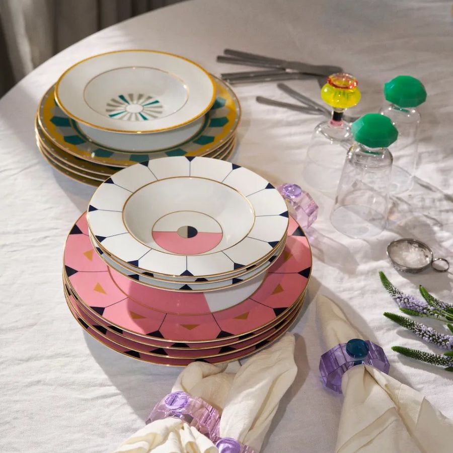 Set 2 bát sứ Ortiga Pasta Reflections Copenhagen 21cm của Nordic Reflections mang hơi thở hiện đại nhờ sự kết hợp giữa các gam màu đặc trưng thập niên 80 và nét tối giản kiểu Bắc Âu.