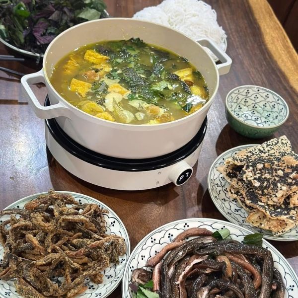 Bếp từ kèm nồi lẩu Fika Neoflarm Hàn Quốc thuận tiện nấu các món ăn nóng ngay tại bàn như gà hầm, vịt om sấu