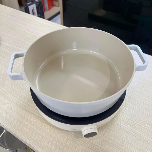 Bếp từ kèm nồi lẩu Fika Neoflarm Hàn Quốc thuận tiện nấu các món ăn nóng ngay tại bàn như gà hầm, vịt om sấu