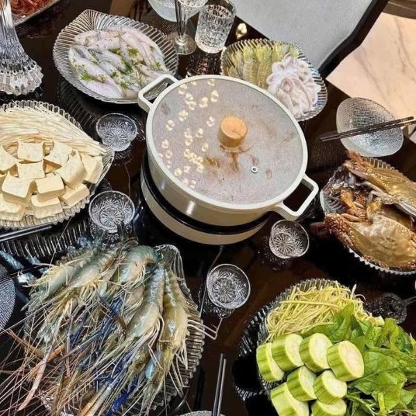 Bếp từ kèm nồi lẩu Fika Neoflarm hoàn hảo để phục vụ các bữa tiệc