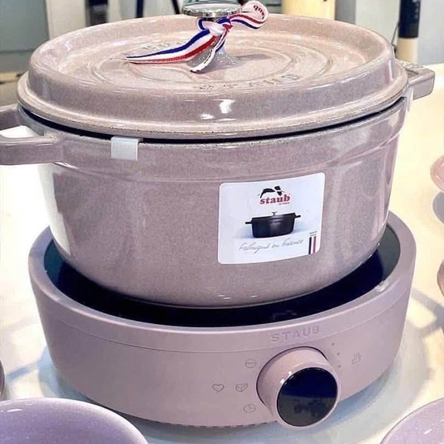Bếp từ đơn Staub 2000W đường kính 26cm hoàn hảo cho bàn tiệc và các bữa ăn của bạn