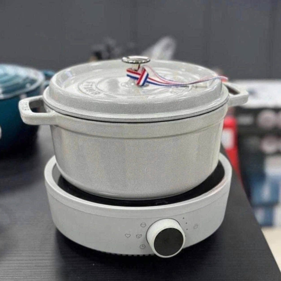 Bếp từ đơn Staub 2000W đường kính 26cm hoàn hảo cho bàn tiệc và các bữa ăn của bạn