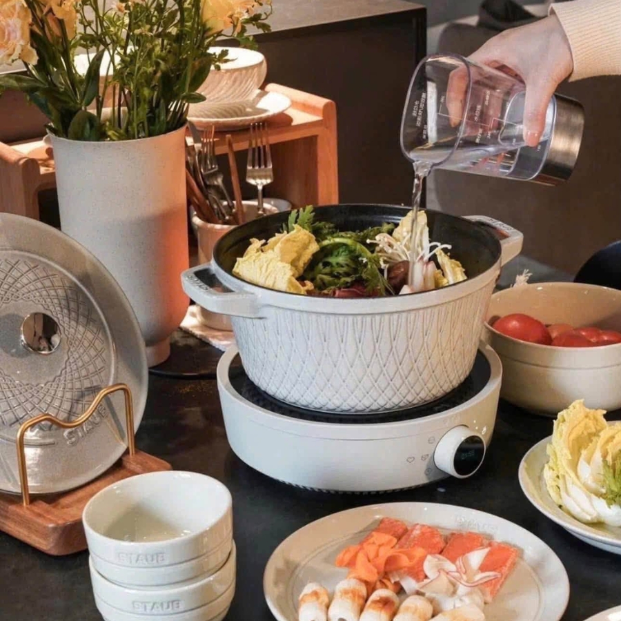 Bếp từ đơn Staub 2000W đường kính 26cm hoàn hảo cho bàn tiệc và các bữa ăn của bạn