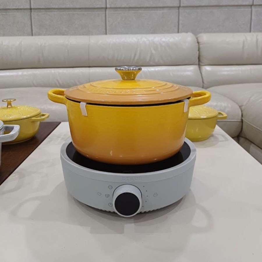 Bếp từ đơn Staub 2000W đường kính 26cm hoàn hảo cho bàn tiệc và các bữa ăn của bạn