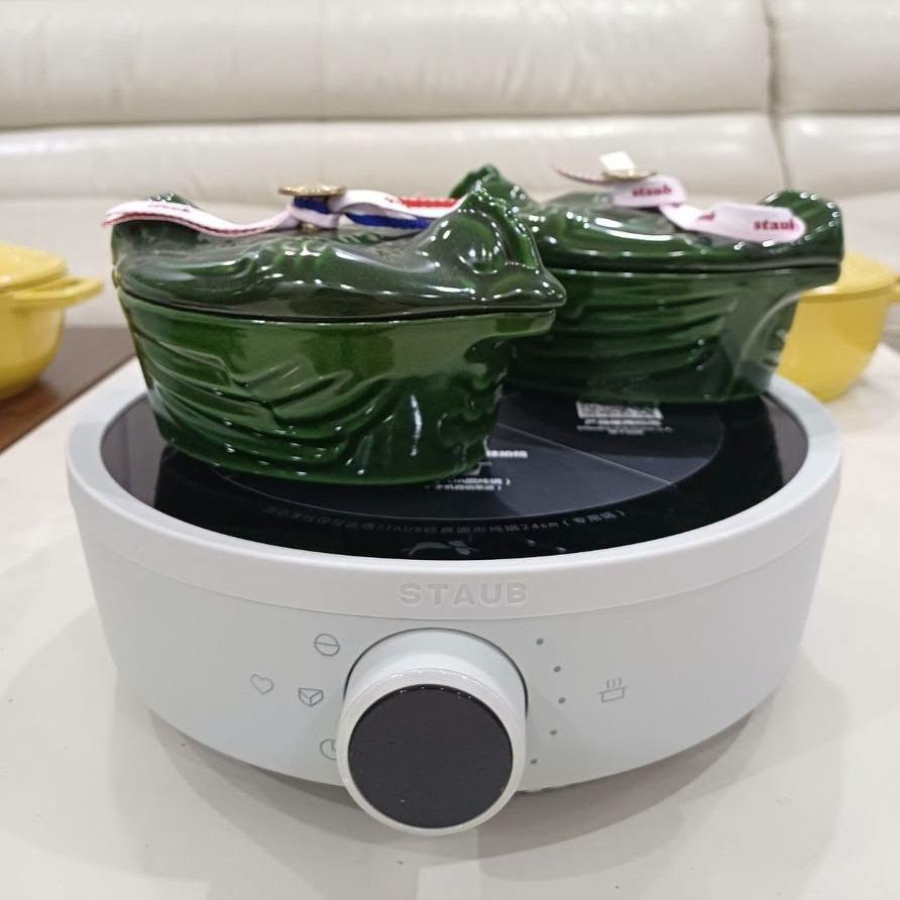 Bếp từ đơn Staub 2000W đường kính 26cm hoàn hảo cho bàn tiệc và các bữa ăn của bạn