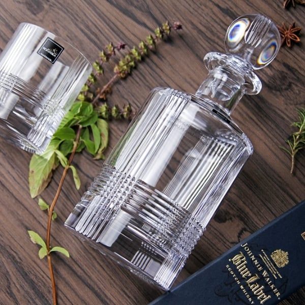 Bình lắc rượu Rogaska Fan Club 750ml là loại bình thở rượu Decanter giúp vang được thở và bung tỏa mùi hương đặc trưng của từng loại rượu