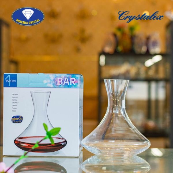 Bình thở rượu vang Crystalex 1500ml 31543 có dung tích 1500ml, với phần đáy dáng bầu tròn và miệng bình hẹp hơn