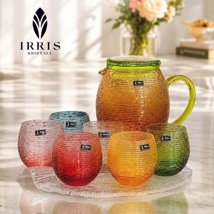 Bình thủy tinh Irris Volor 1.7L có nắp Đẹp theo từng góc nhìn – bắt sáng, chuyển sắc đầy mê hoặc.