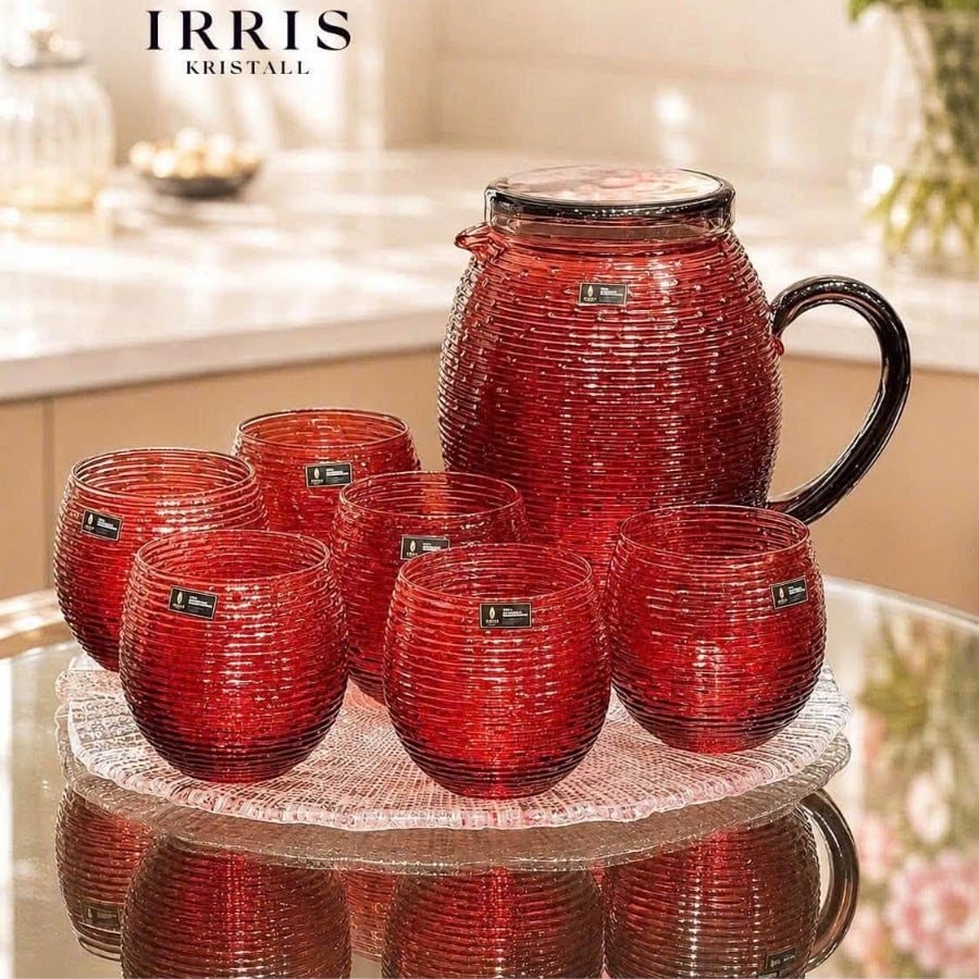 Bình thủy tinh Irris Volor 1.7L có nắp Đẹp theo từng góc nhìn – bắt sáng, chuyển sắc đầy mê hoặc.