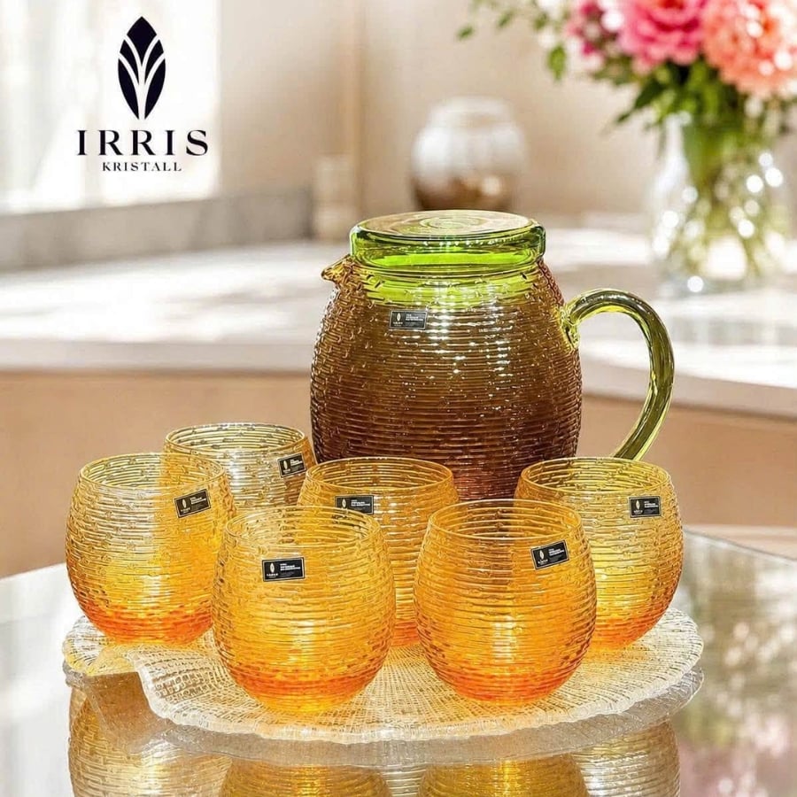 Bình thủy tinh Irris Volor 1.7L có nắp Đẹp theo từng góc nhìn – bắt sáng, chuyển sắc đầy mê hoặc.