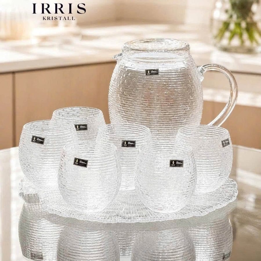 Bình thủy tinh Irris Volor 1.7L có nắp Đẹp theo từng góc nhìn – bắt sáng, chuyển sắc đầy mê hoặc.