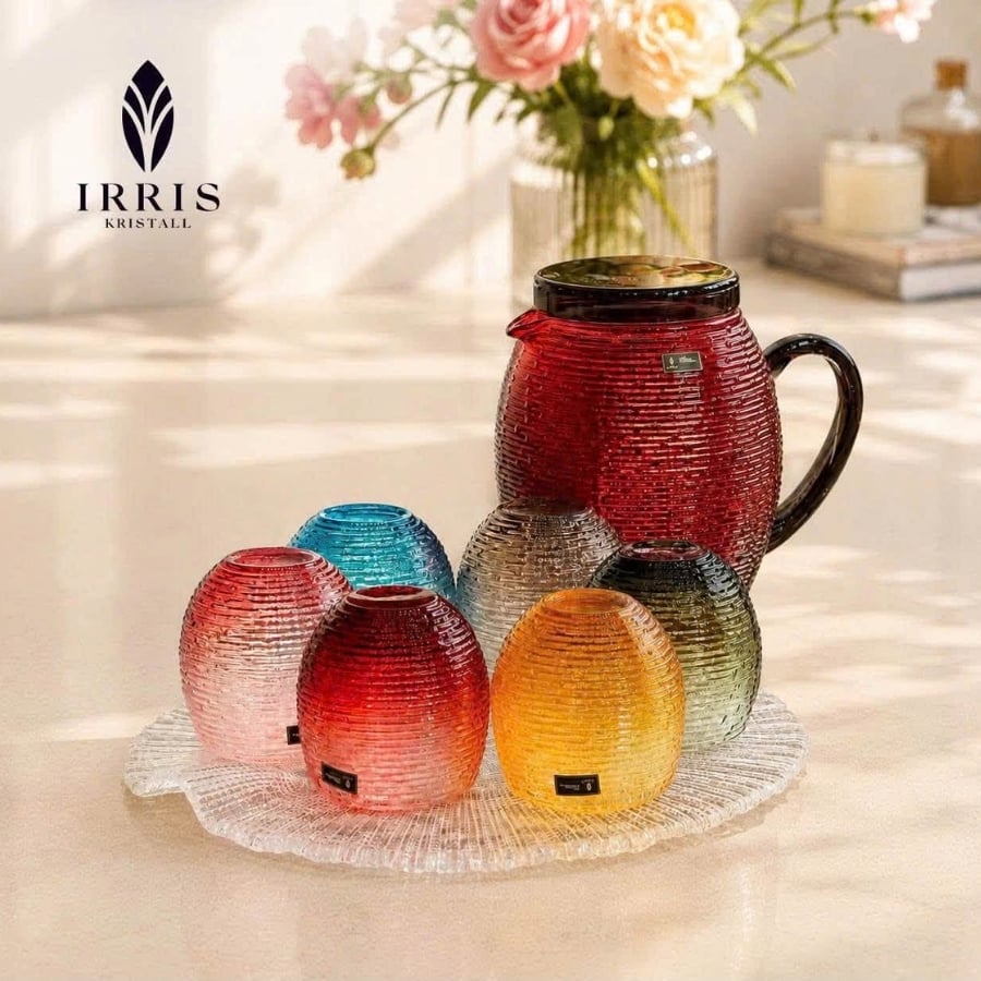 Bình thủy tinh Irris Volor 1.7L có nắp Đẹp theo từng góc nhìn – bắt sáng, chuyển sắc đầy mê hoặc.