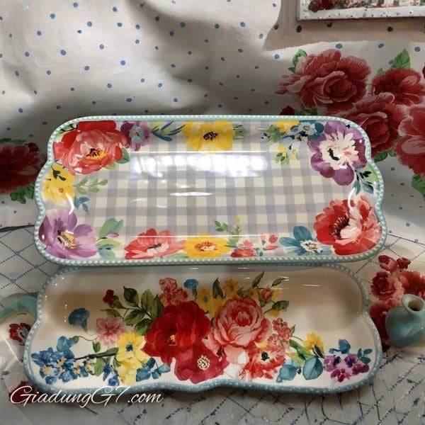 Bộ 3 đĩa phục vụ The Pioneer Woman Floral Medley có thiết kế hoa văn tuyệt đẹp.