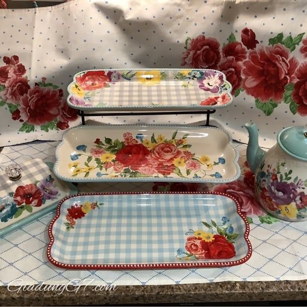 Hãy làm bừng sáng mọi bàn ăn với Bộ 3 đĩa phục vụ The Pioneer Woman Floral Medley