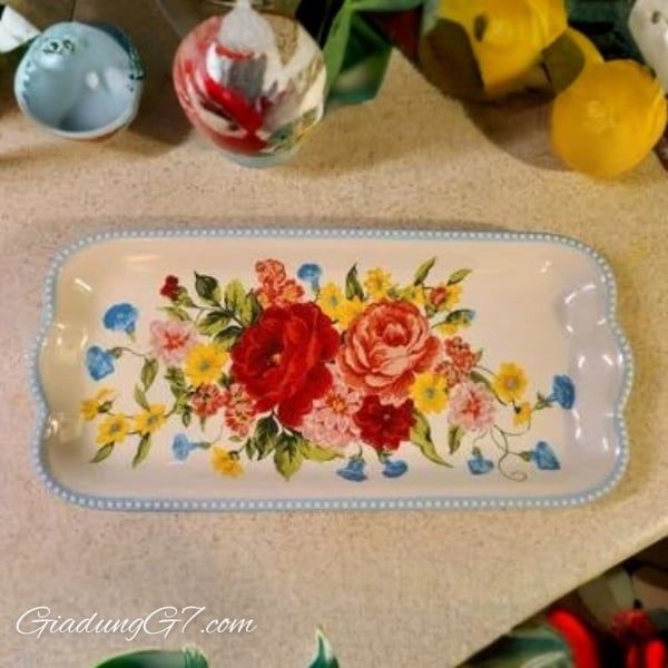 Bộ 3 đĩa phục vụ The Pioneer Woman Floral Medley có thiết kế hoa văn tuyệt đẹp.