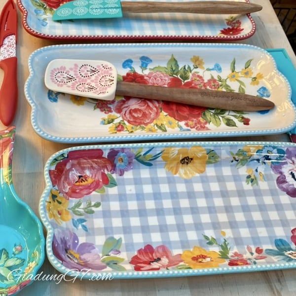 Bộ 3 đĩa phục vụ The Pioneer Woman Floral Medley có thiết kế hoa văn tuyệt đẹp.