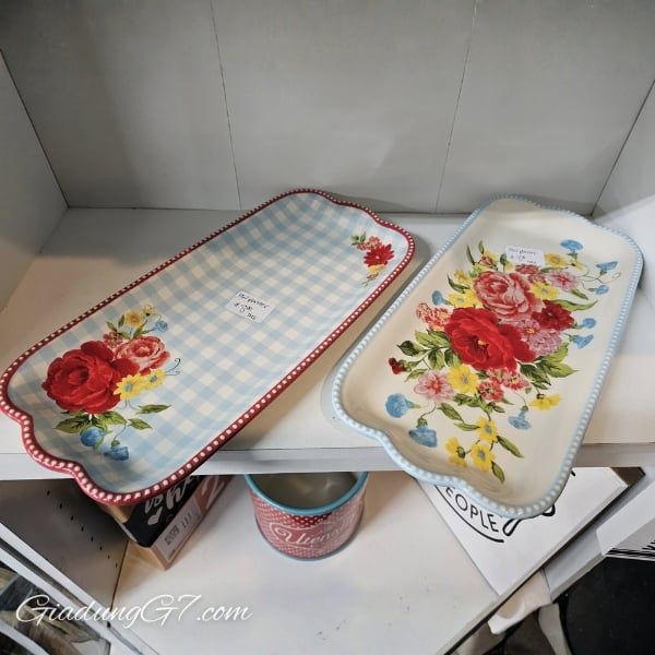 Bộ 3 đĩa phục vụ The Pioneer Woman Floral Medley có thiết kế hoa văn tuyệt đẹp.