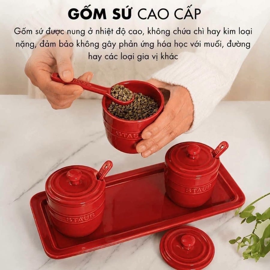 Bộ 3 hũ gia vị Staub 200ml kèm khay thìa là sự kết hợp hoàn hảo giữa tính thẩm mỹ nhẹ nhàng và công năng tiện lợi trong căn bếp hiện đại