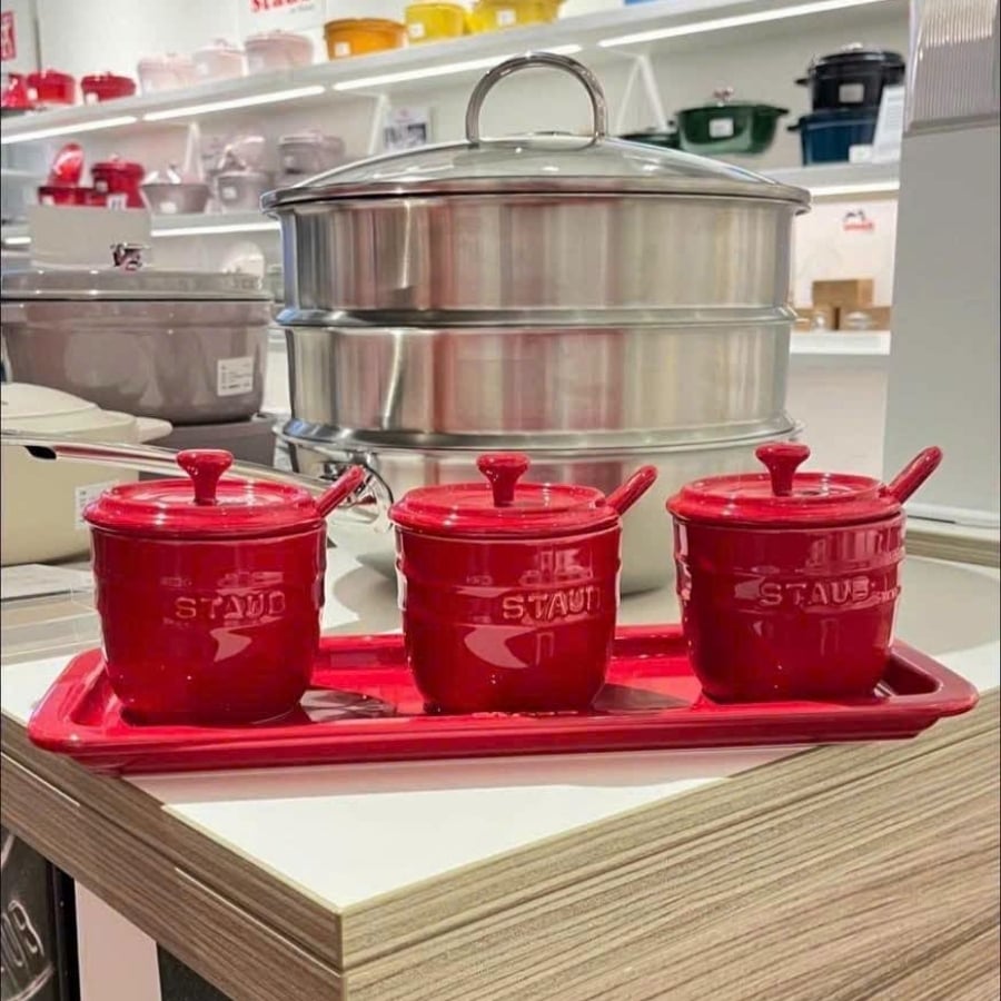 Bộ 3 hũ gia vị Staub 200ml kèm khay thìa Nghệ thuật lưu trữ STAUB, giúp việc lưu trữ trở nên thanh lịch