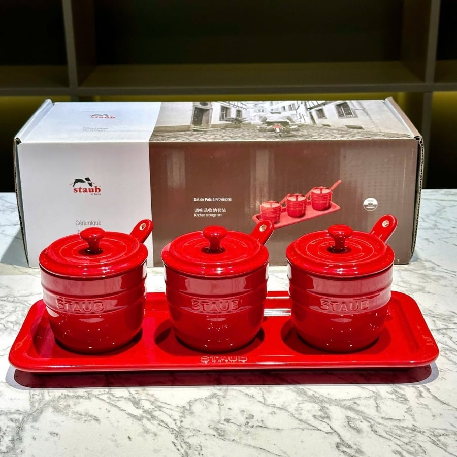 Bộ 3 hũ gia vị Staub 200ml kèm khay thìa Nghệ thuật lưu trữ STAUB, giúp việc lưu trữ trở nên thanh lịch