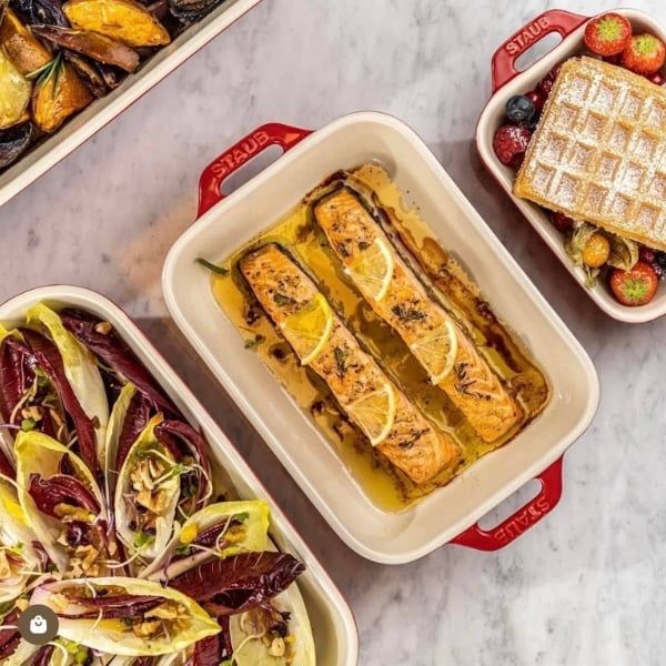 Bộ 3 khay nướng Staub - Màu Đỏ hình chữ nhật có thể xếp chồng lên nhau, đáp ứng mọi nhu cầu nướng bánh ngọt và mặn của bạn