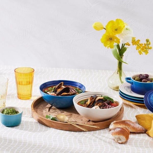 Bộ 4 bát Le Creuset Riviera 16cm đựng ngũ cốc ăn sáng này được làm bằng sứ tráng men, nung ở nhiệt độ cao 1400°C