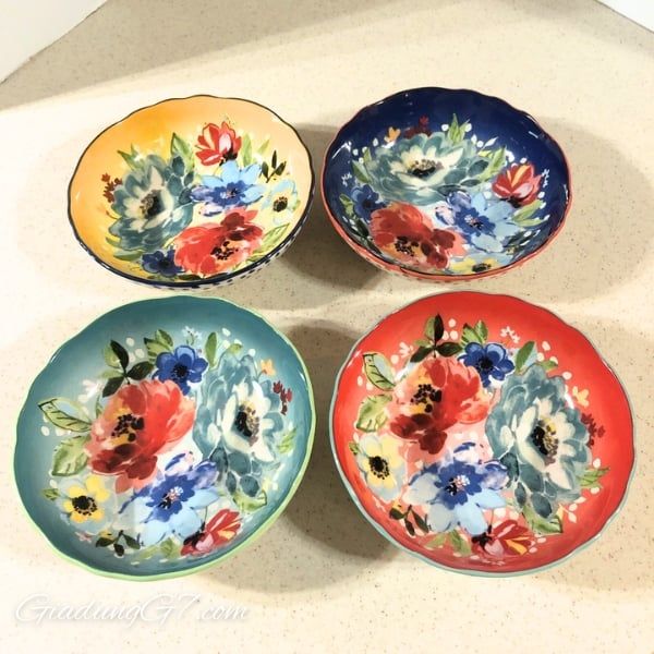 Bộ 4 đĩa Pasta sâu lòng The Pioneer Woman Melody 19.5cm có vành vỏ sò kiểu cổ điển nổi bật với màu sắc sặc sỡ.