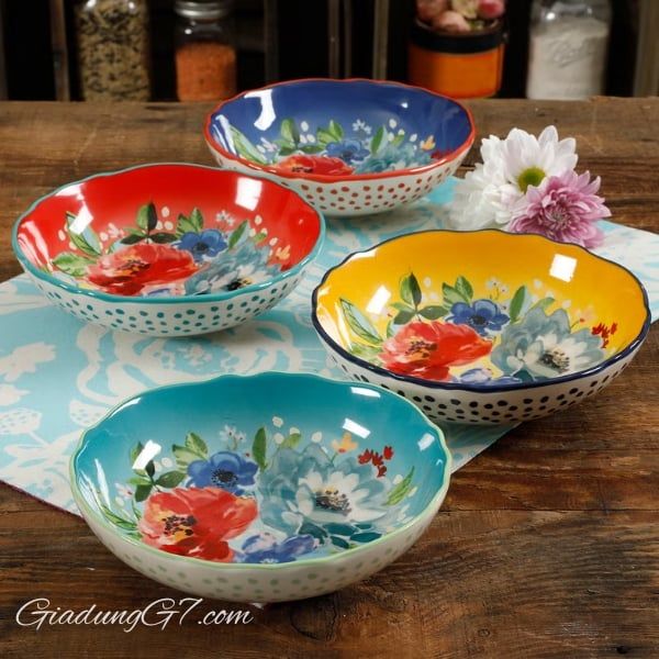 Bộ 4 đĩa Pasta sâu lòng The Pioneer Woman Melody 19.5cm có vành vỏ sò kiểu cổ điển nổi bật với màu sắc sặc sỡ.