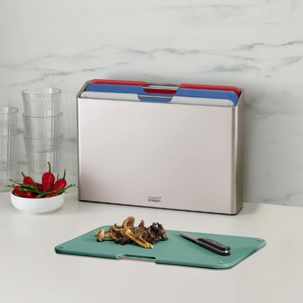 Bộ 4 Thớt Phân Loại Joseph Joseph 60215 Thiết kế nhiều tầng và thanh thép không gỉ trên các tấm ván giúp dễ dàng lựa chọn.